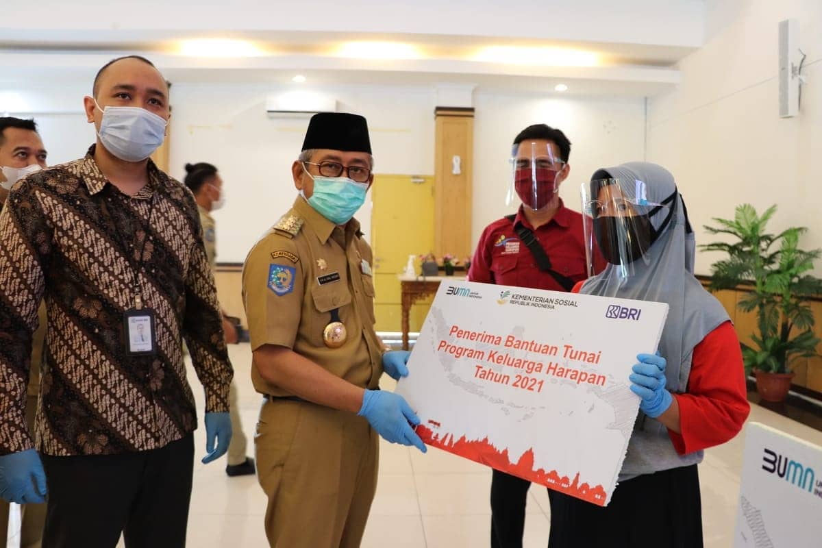 Foto: Gubernur Sulbar Serahkan Bantuan Sosial dari Presiden Jokowi 